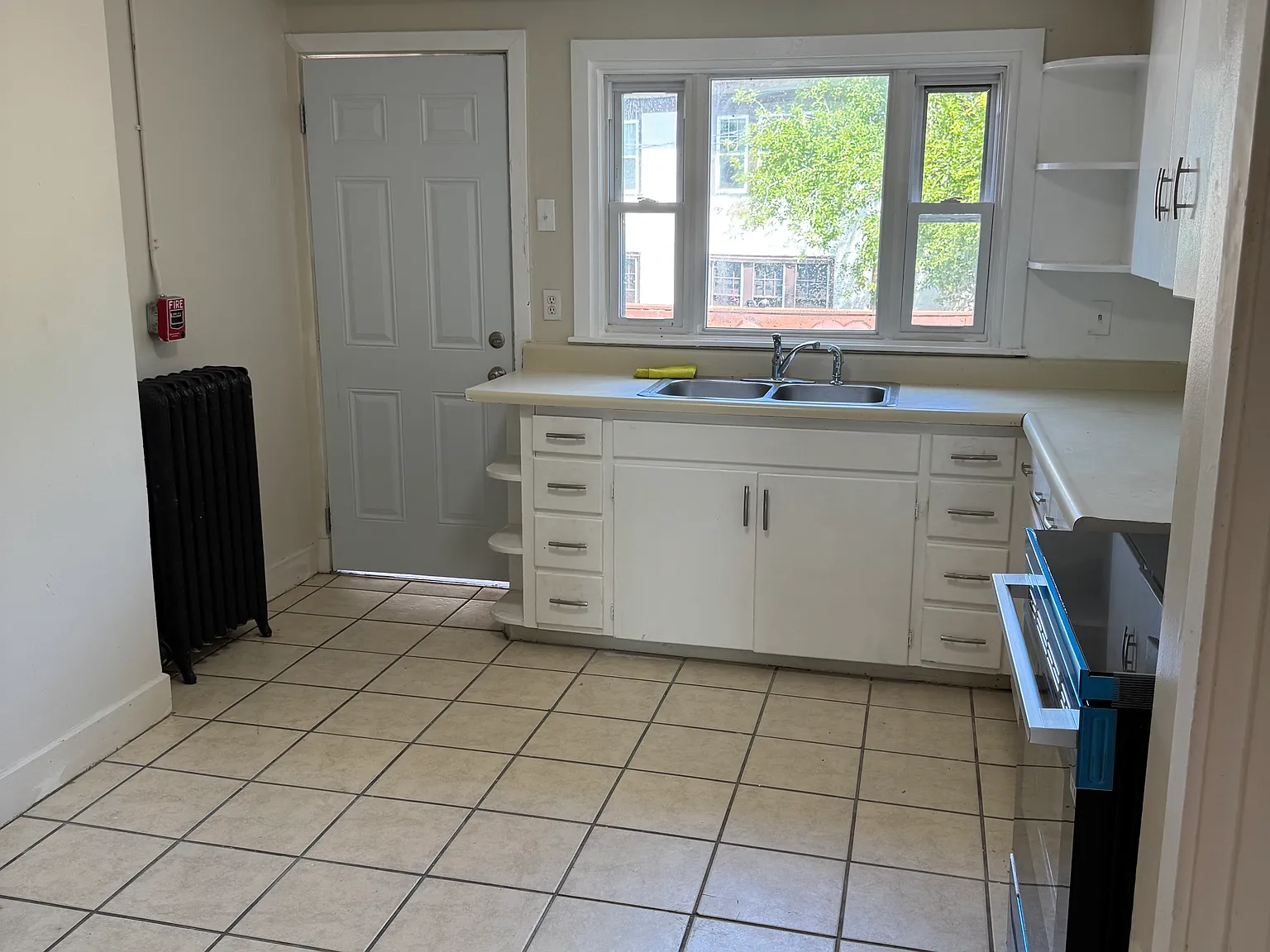 2 bed, 1.5 bath, 1800 sqft, $2,100 — Photo 2