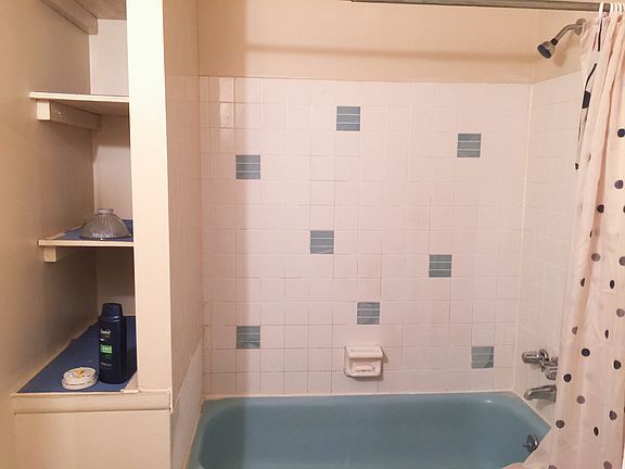 Hallway full bath