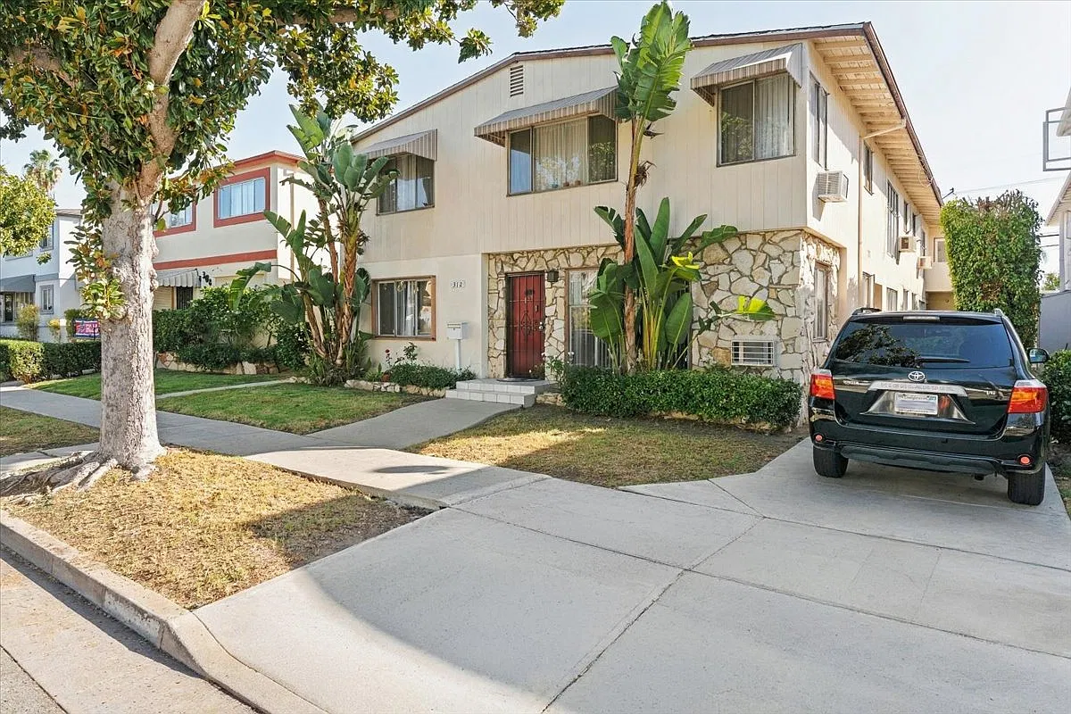 2 bed, 800 sqft, $3,500 — Photo 2
