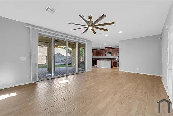 4 bed, 2400 sqft, $3,400 — Photo 3
