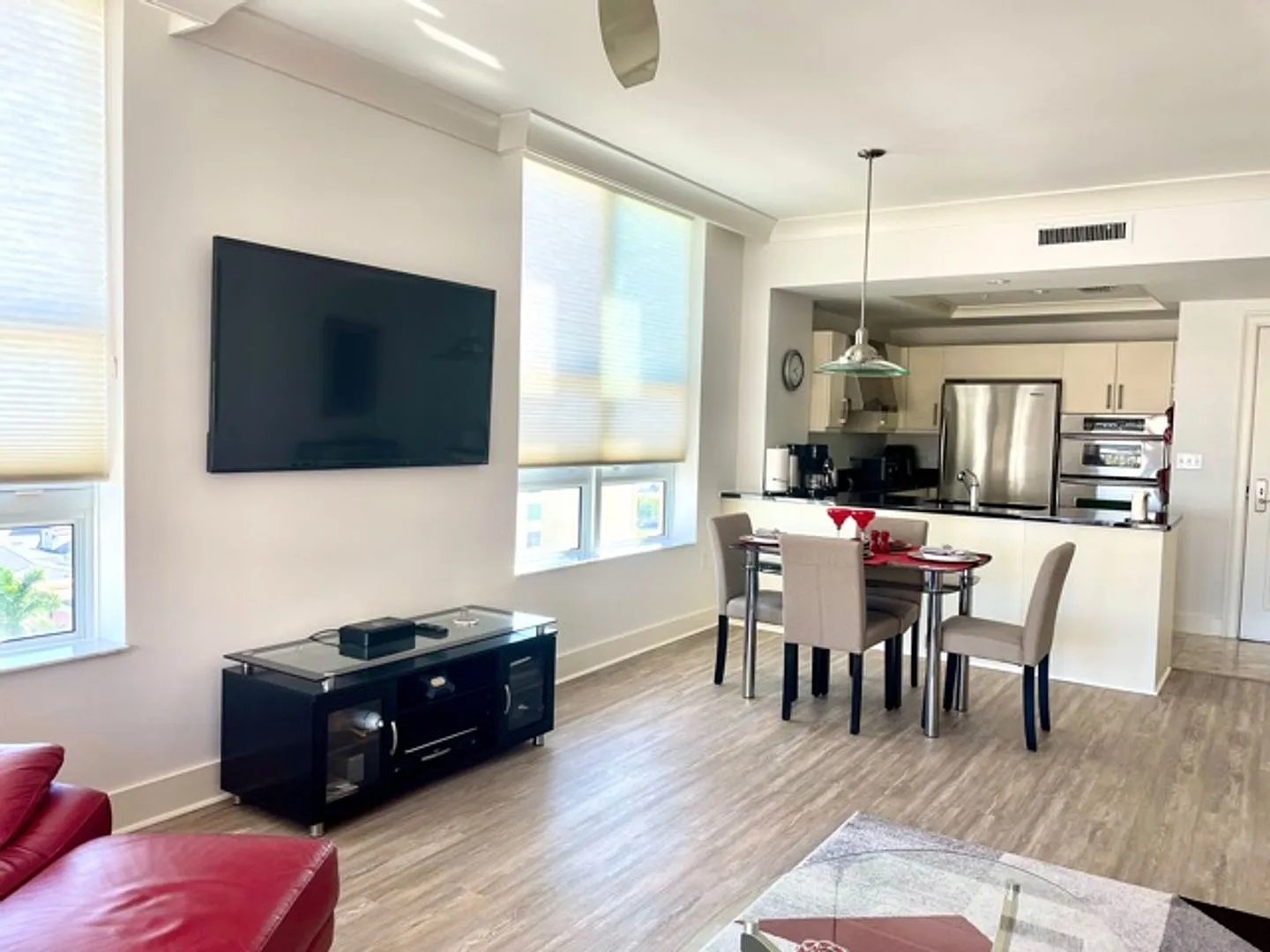 2027 Winter Rental! - 1350 Main Condo! Sarasota!/ Minutes From Beaches! — Photo 3