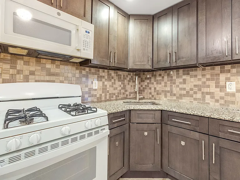 698 Fairview Ave — Photo 3