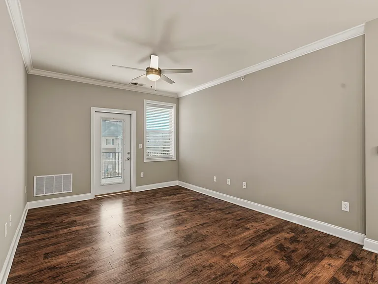 Mount Victor Olde Towne Luxury Apartments — Photo 130