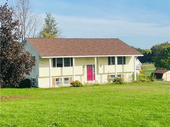 1685 Twin Oaks Dr, Penn Yan, NY 14527