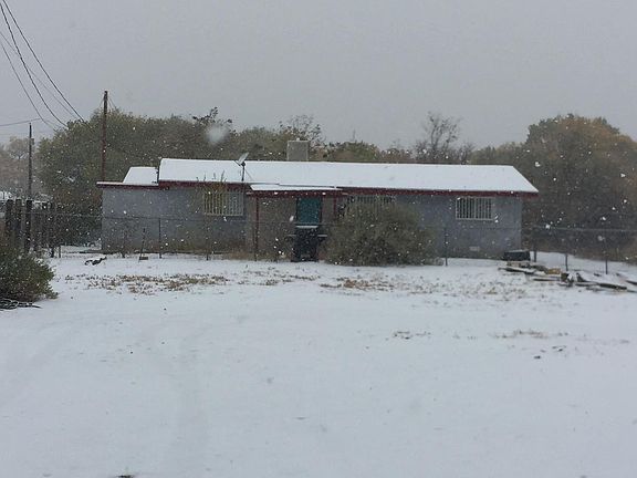 Location, location, location.....just a stones throw from the Bosque bike path. Privacy from neighbors and a front yard to enjoy