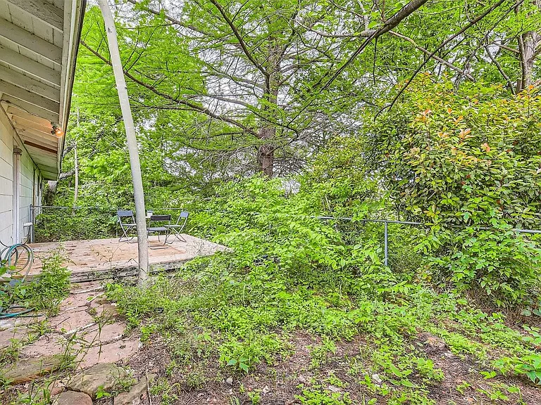 210 W 51st St #A — Photo 26