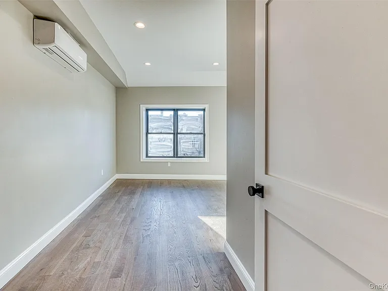 78 Roslyn Rd #202 — Photo 8