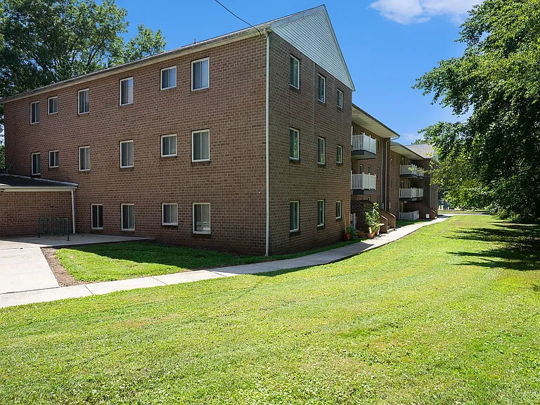 Maple Court Apartments — Photo 32