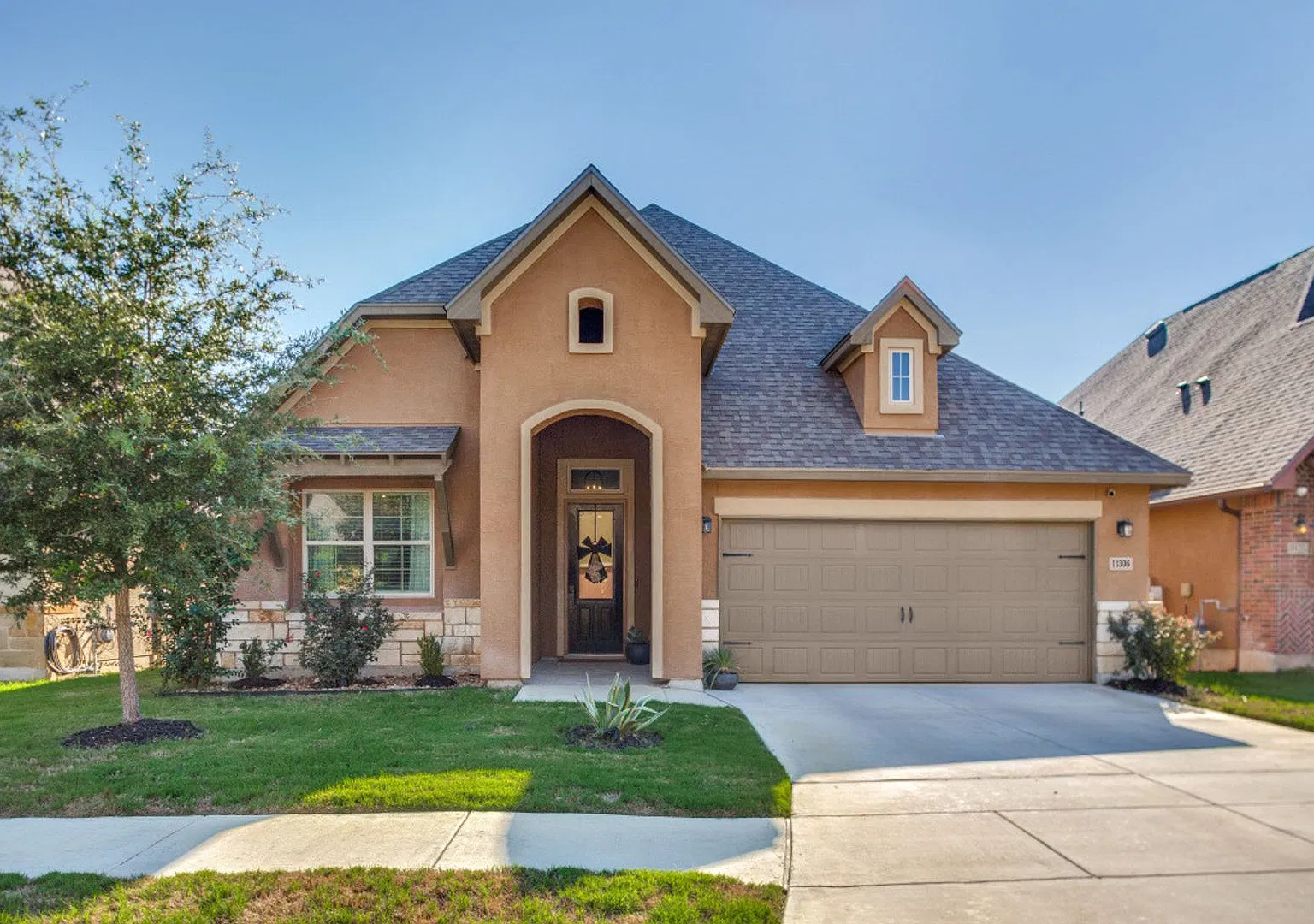 Gorgeous 4-Bedroom Home In Agave Trace — Photo 1