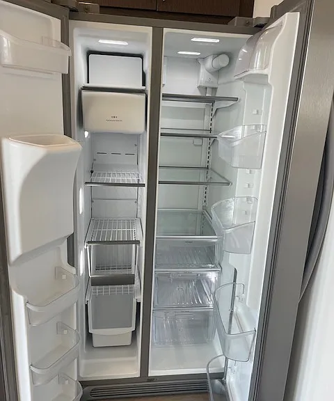 Full Size Refrigerator with Ice Maker and Water Filtration