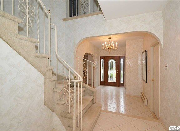 4th image of 16 E Dosoris Ln