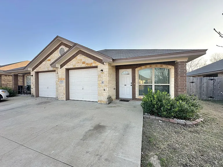 507 Sladecek Dr — Photo 1