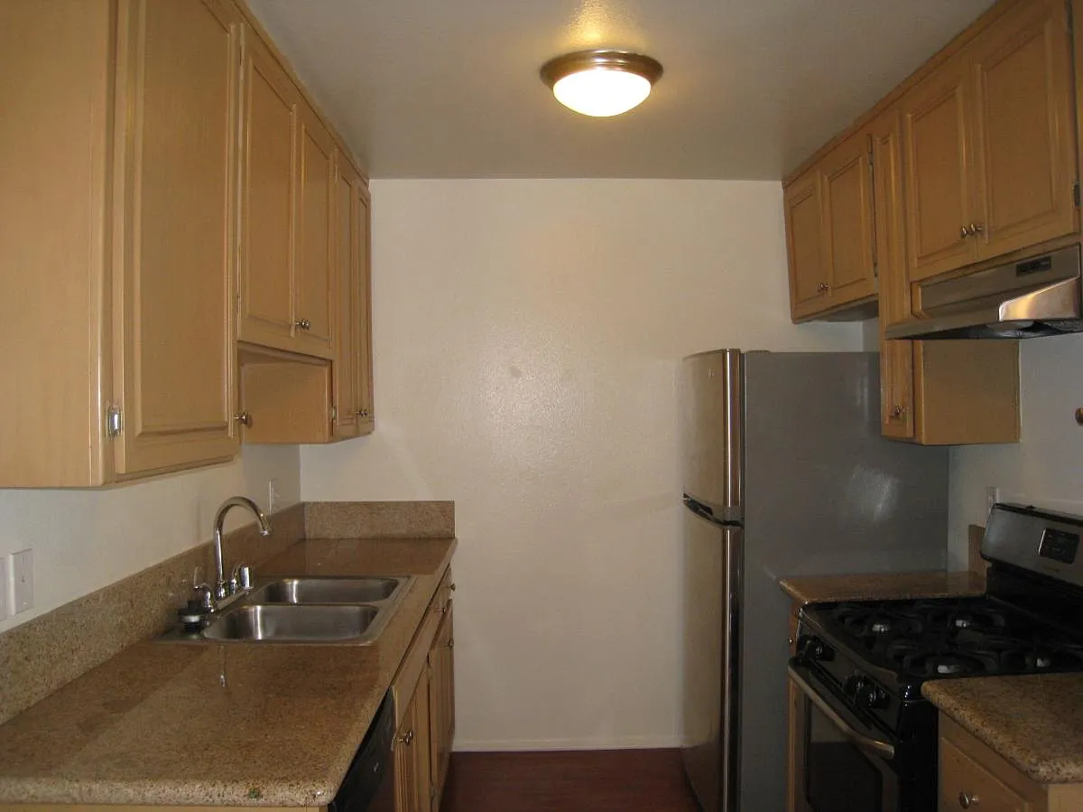 6590 Hazeltine Avenue — Photo 4