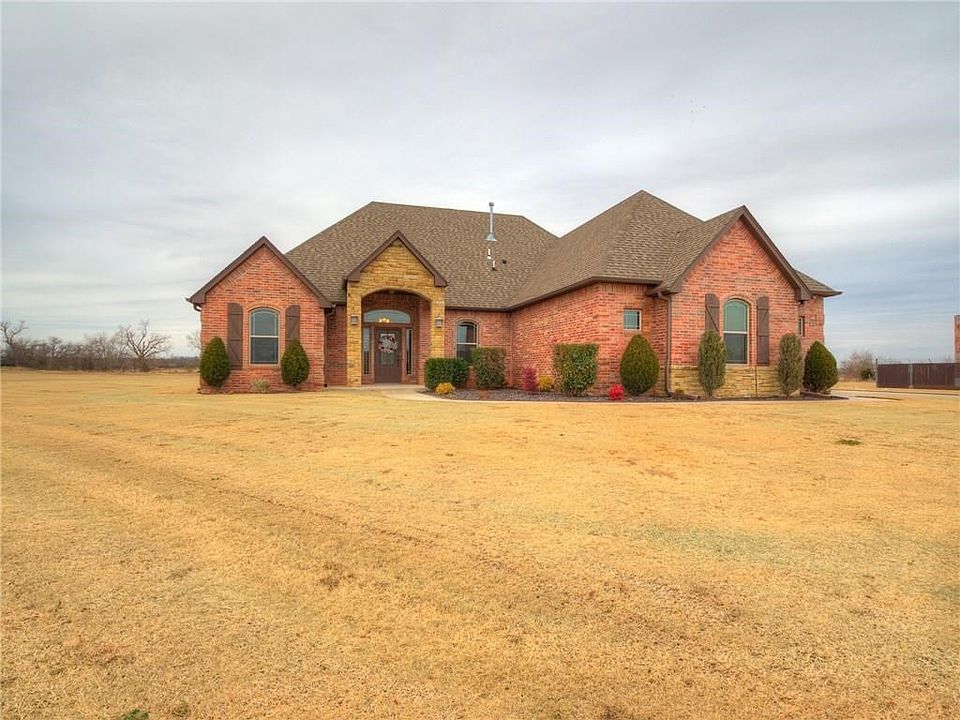 Front view of house with great sprinklered yard