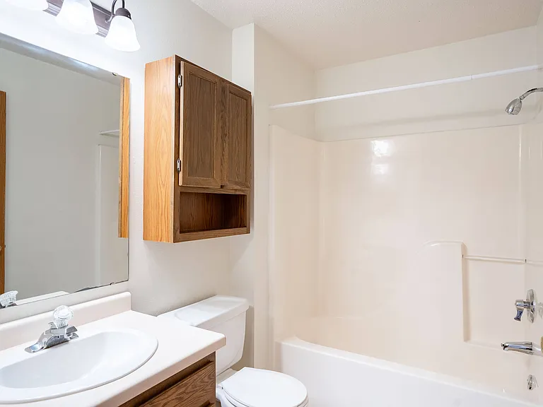 Fargo, ND Somerset Apartments | 22A | Bathroom