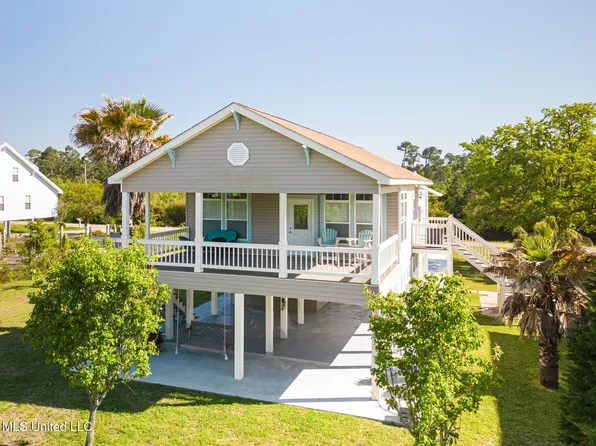 620 5th St, Pass Christian, MS 39571