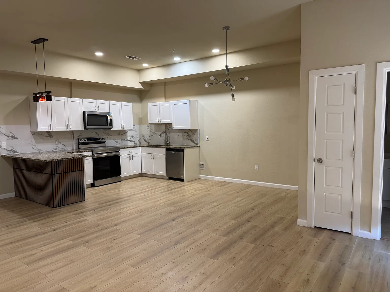 3 bed, 2.5 bath, 1640 sqft, $1,950 — Photo 2