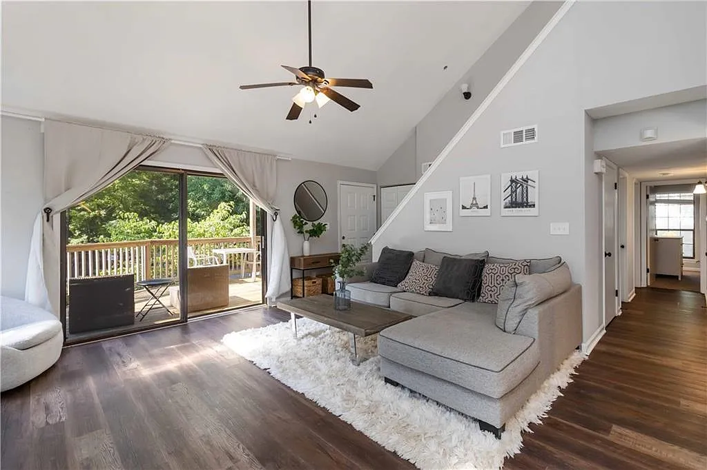 3 bed, 1892 sqft, $2,500 — Photo 2