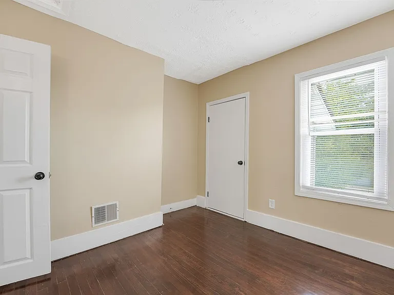 172 S Richardson Ave — Photo 20