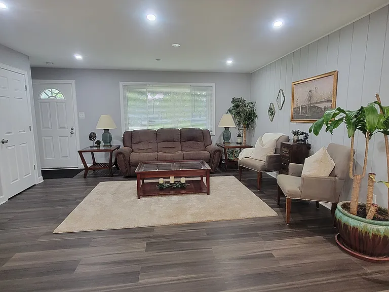 405 Sandalwood Dr — Photo 3