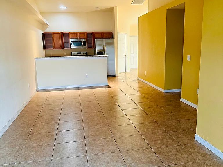 4427 SW 9th Ave — Photo 2