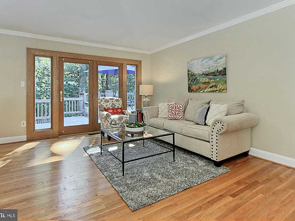 3rd image of 2447 Villanova Dr