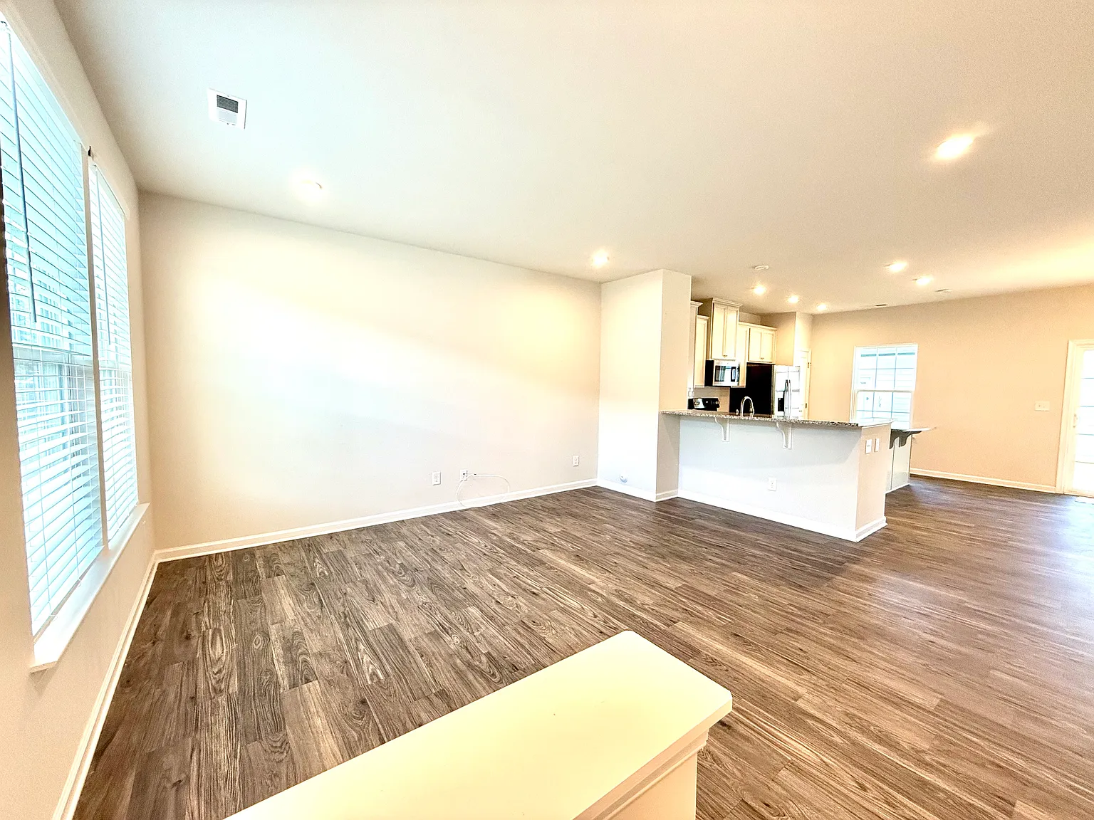 3 bed, 2.5 bath, 1408 sqft, $1,800 — Photo 3