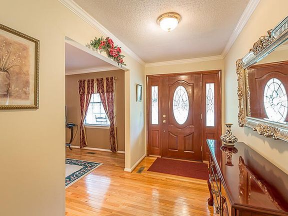 Foyer/ Spacious Entry