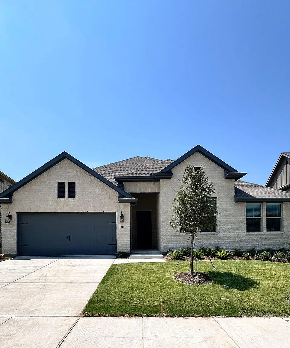 4 bed, 2.5 bath, 2829 sqft, $3,100 — Photo 1