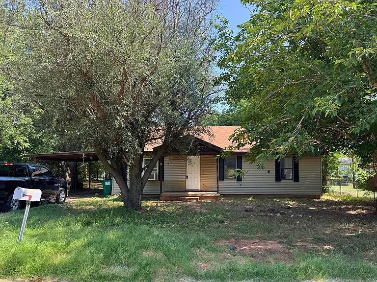808 E Bank St — Photo 1