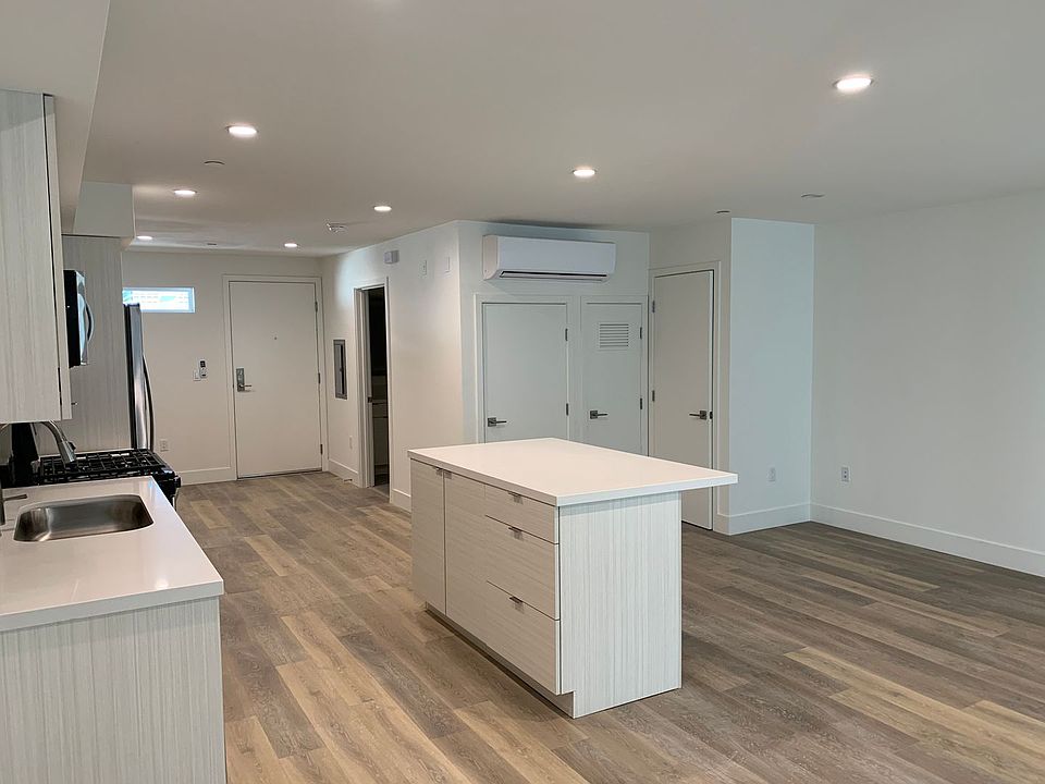1st image of 3945 Ingraham St #402