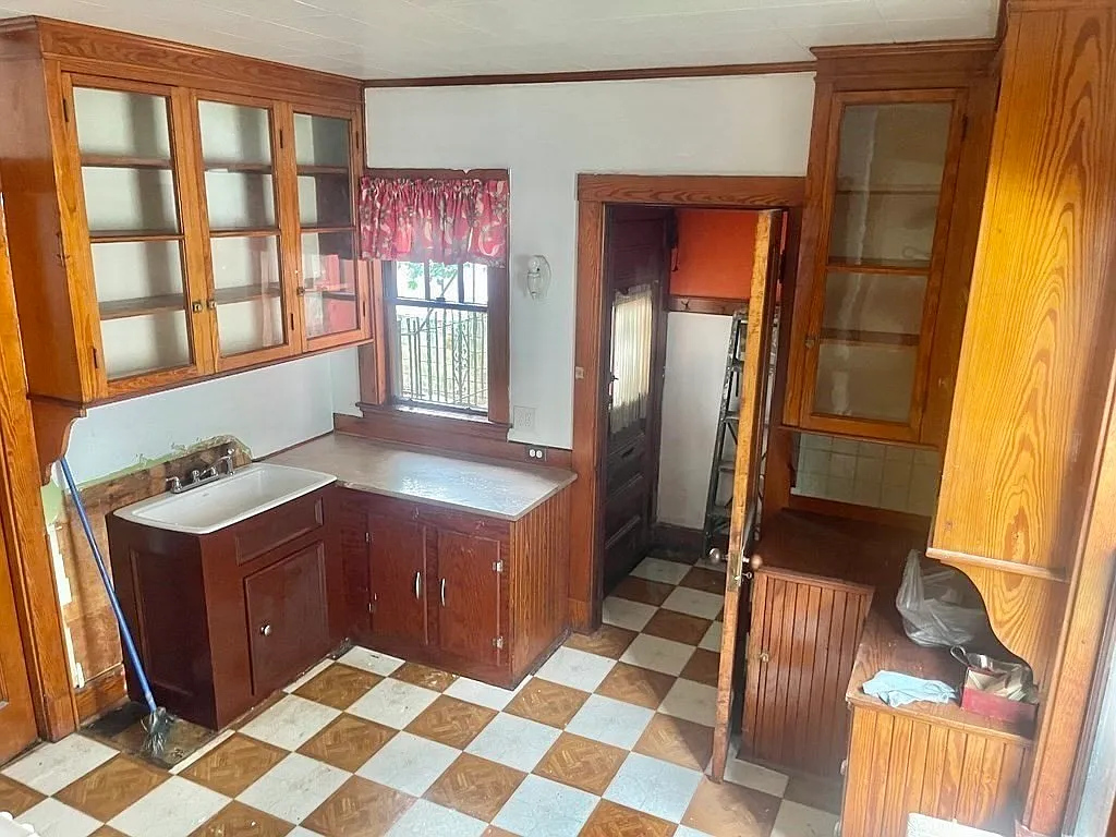 6 bed, 1.5 bath, 1814 sqft, $4,500 — Photo 4