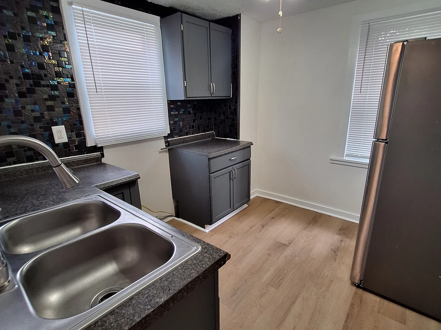 2 bed, 2600 sqft, $990 — Photo 4