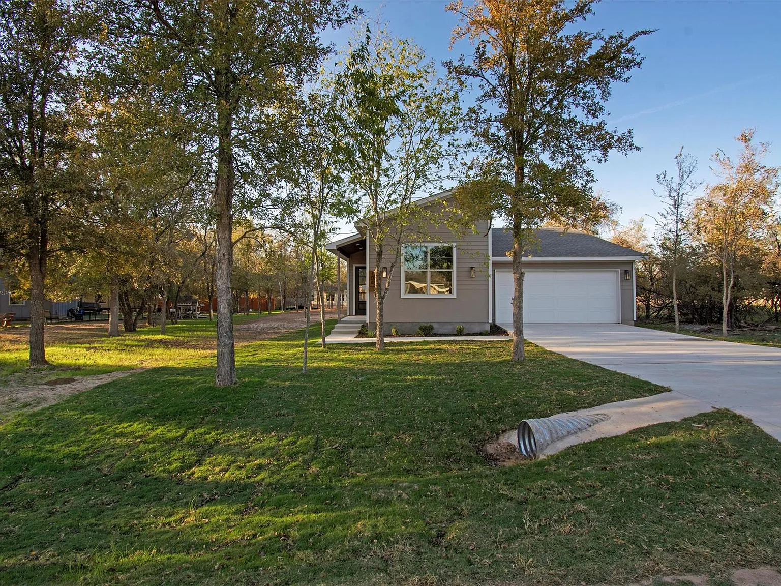 4 bed, 2.0 bath, 2016 sqft, $2,200 — Photo 2