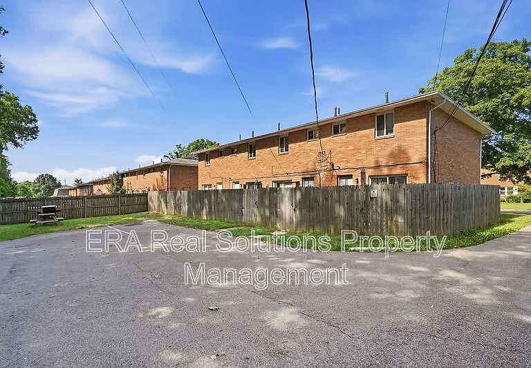 1136 McCarley Dr E — Photo 38