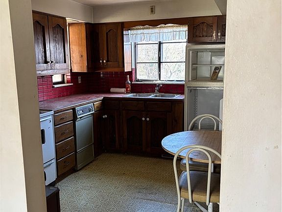 3rd image of 1800 McCully Rd