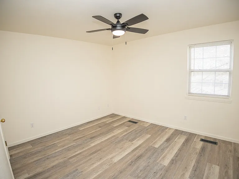 325 S Summit Dr #A — Photo 4