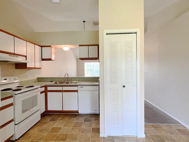 164 Reserve Cir #204-1-1 — Photo 4