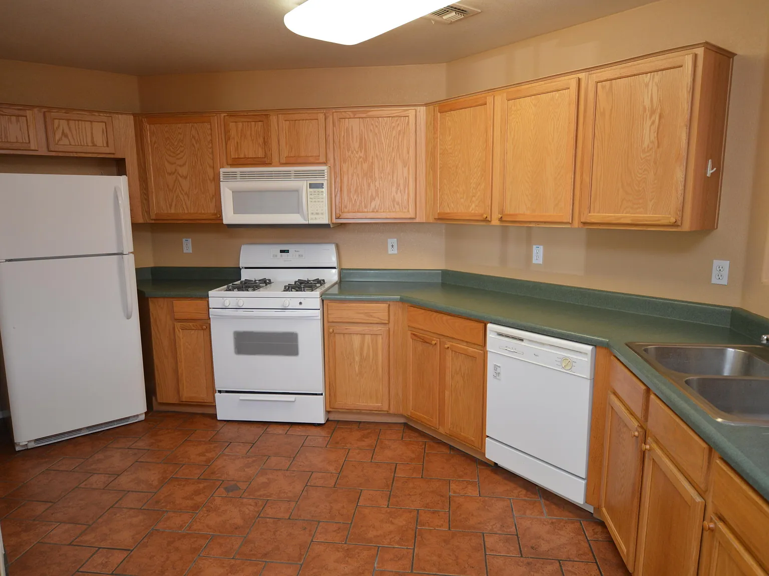 3 bed, 2.0 bath, 1385 sqft, $1,750 — Photo 3