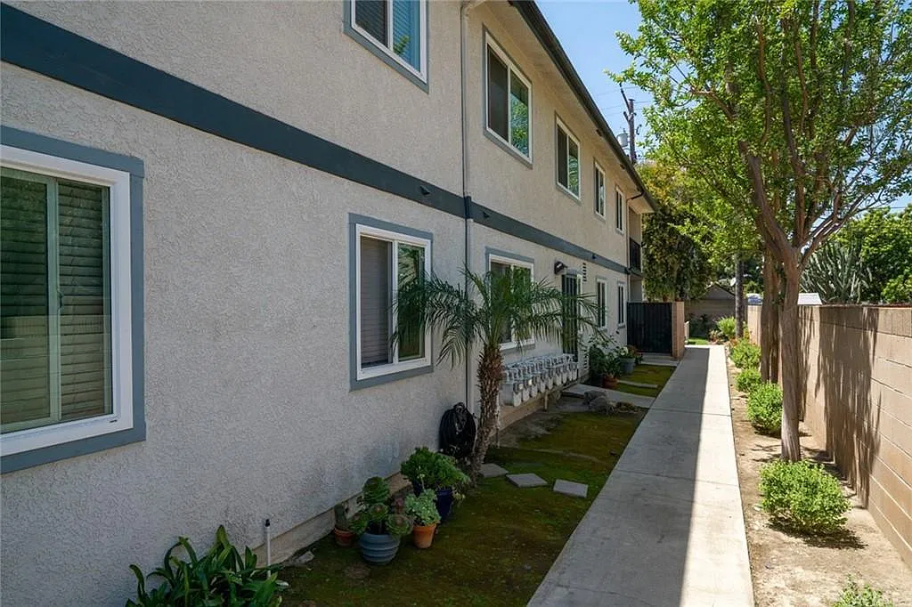 8711 La Salle St — Photo 3