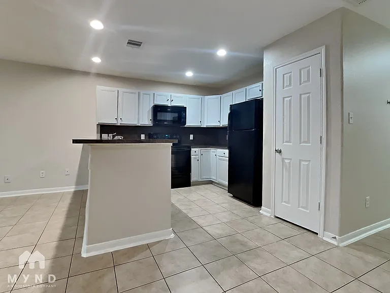 6128 Sidney St #B — Photo 3