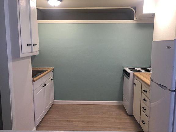 Full size kitchen.