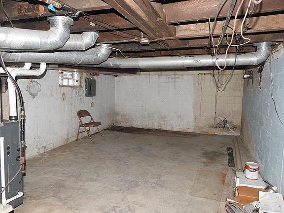 5th image of 648 Plett St SW
