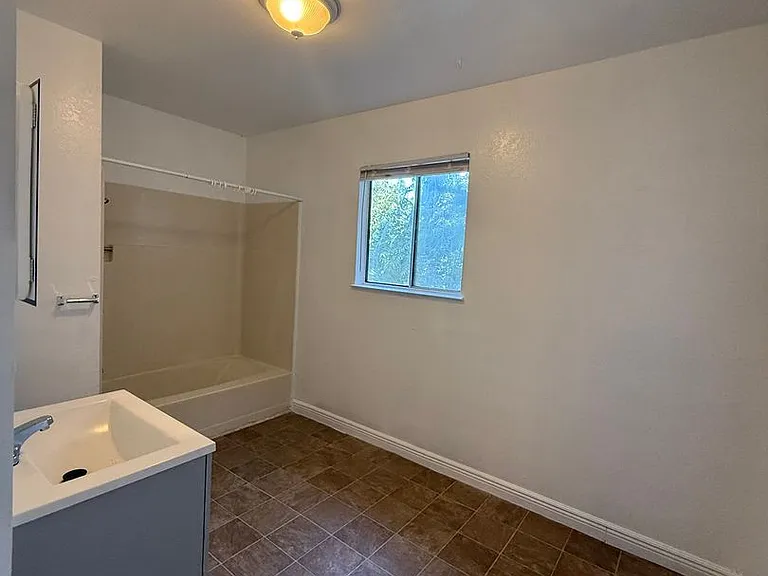 327 E Acacia St — Photo 7