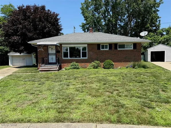 4129 Busa Oval, Cleveland, OH 44128