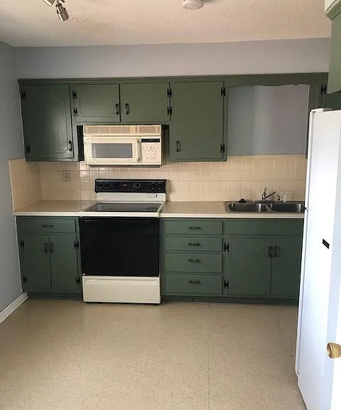 Kitchen (b)