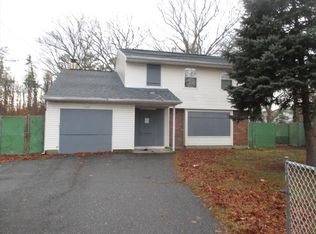 90 Hounslow Rd, Shirley, NY 11967