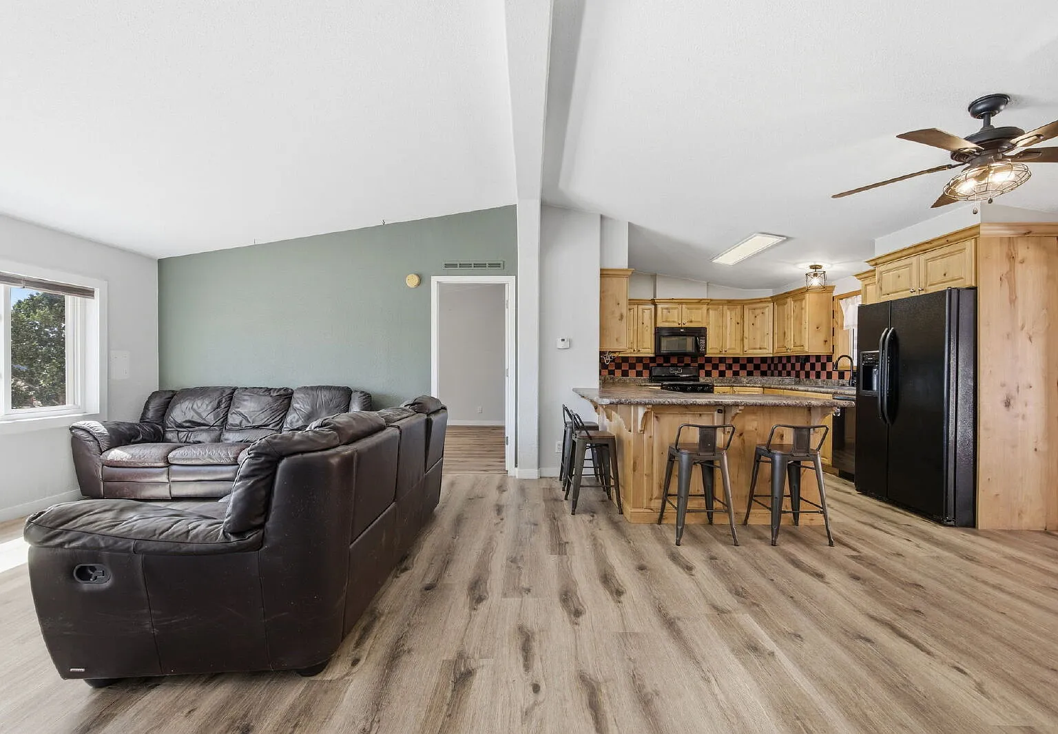 5 bed, 2.0 bath, 2332 sqft, $3,000 — Photo 4