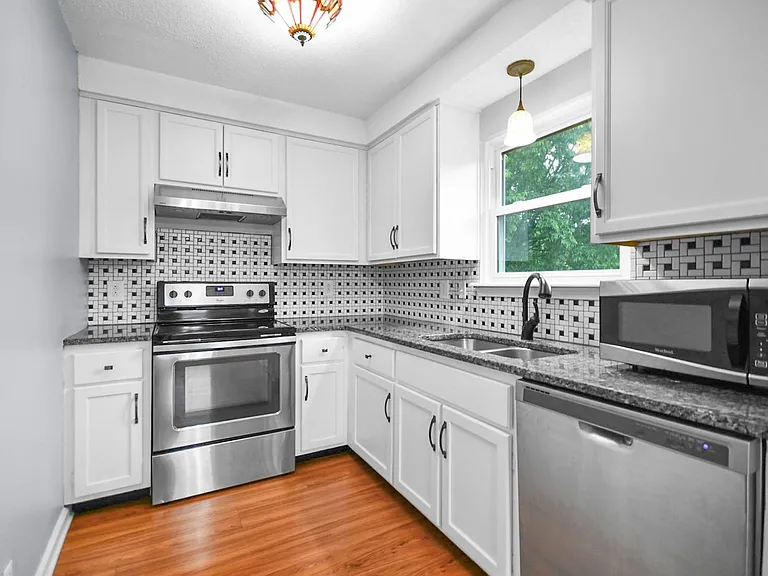 706 Green Valley Ct — Photo 5