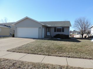 2911 Lakeview Dr, Yankton, SD 57078